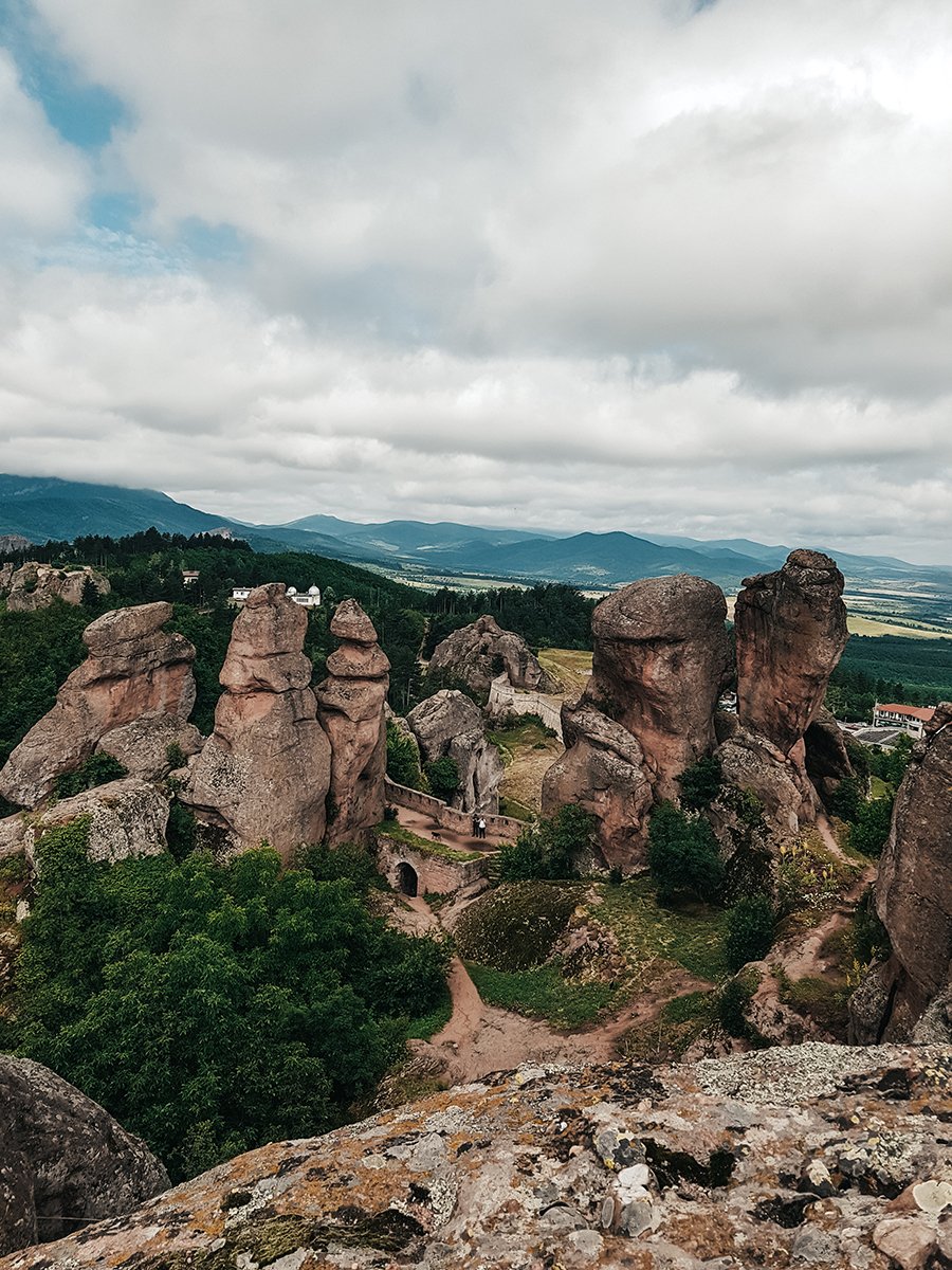 Up high on a rock with a view on the fortress