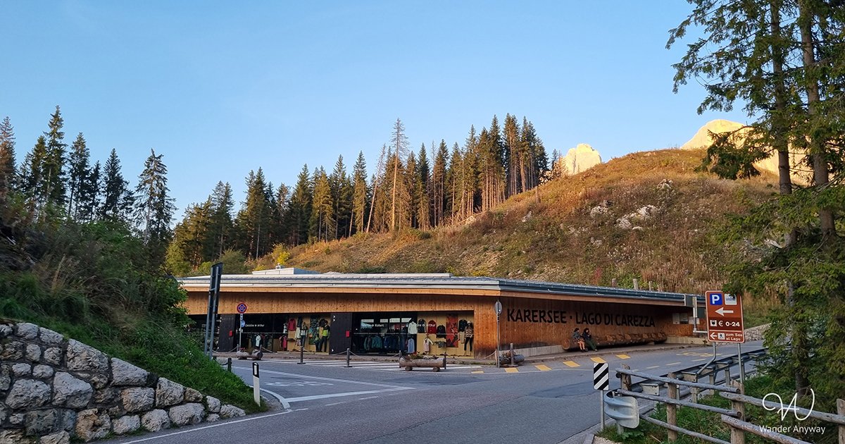Entrance of the paid parking lot at lake Carezza