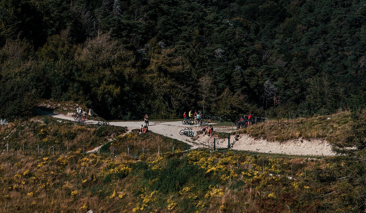 MTB parking lot before the Punta Larici view