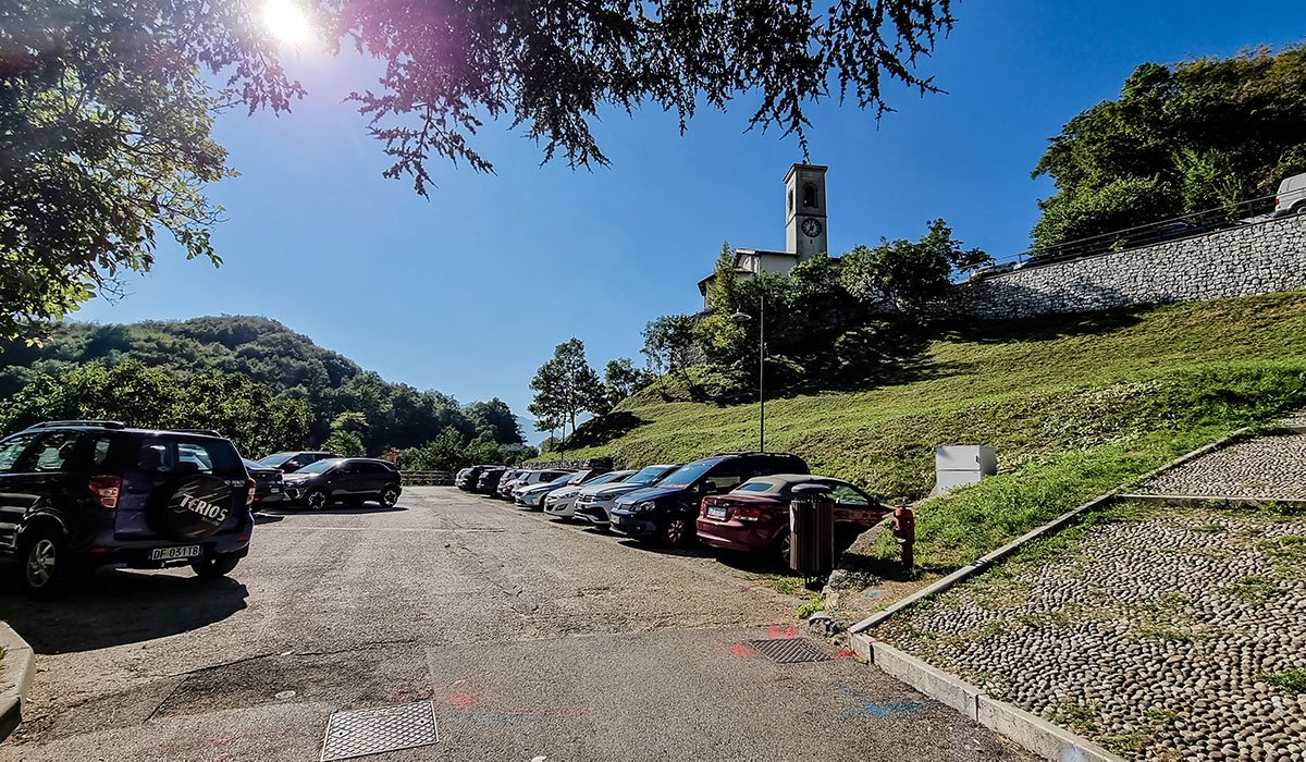 Free parking lot in Pregasina before the trail