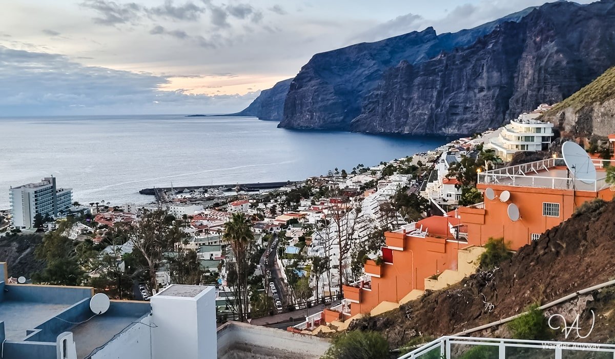 Los Gigantes and the city