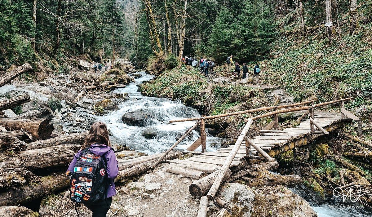 Hiking expedition to Valea Sâmbetei Hut