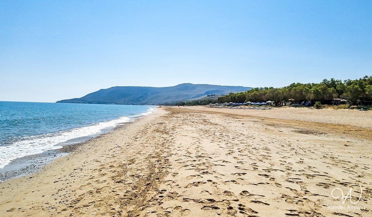 A peaceful day at Episkopi Beach with golden sand stretching along the coastline. (Beaches to Discover in Rethymno and Heraklion)
