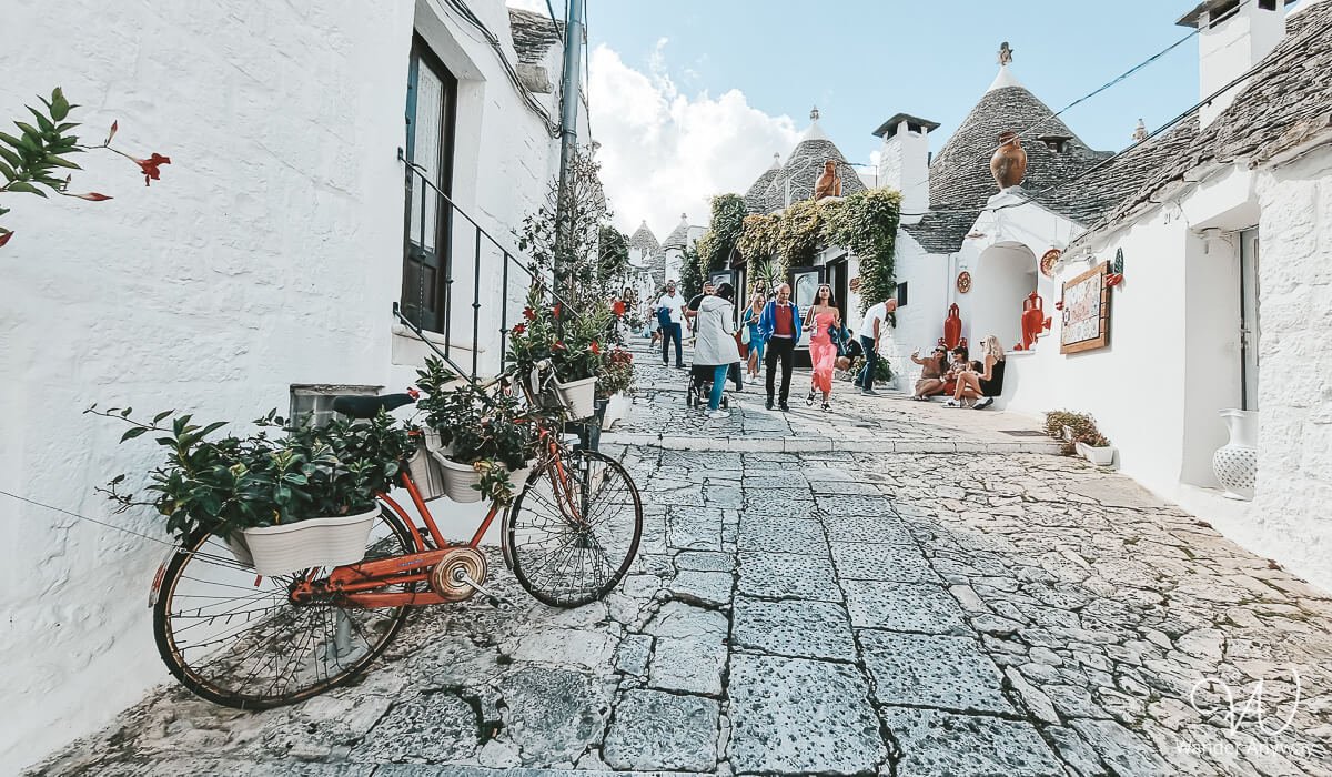 Trulli houses in Alberobello with cone-shaped roofs – a must-see in Puglia