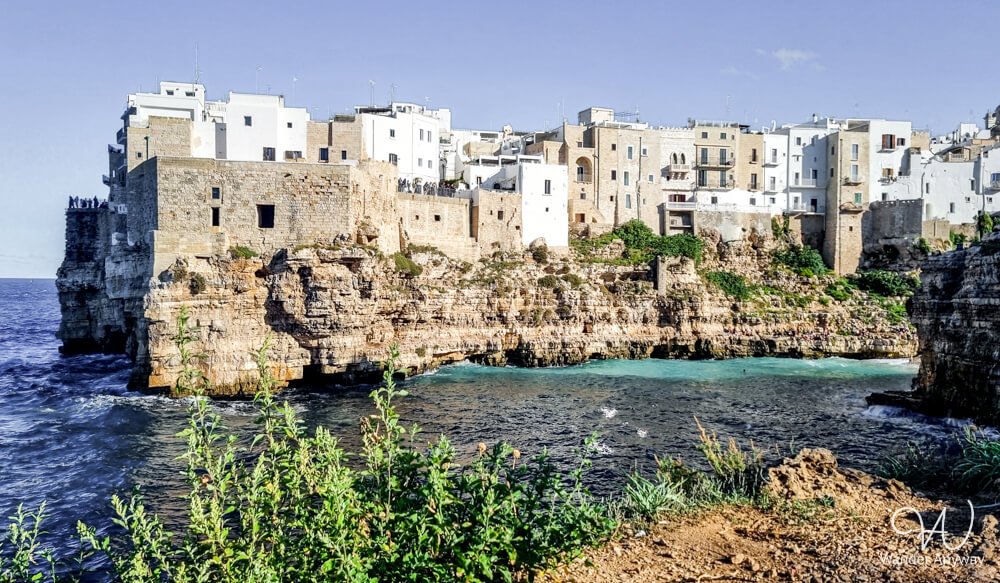 Viewpoint revealing Polignano a Mare’s unique blend of seaside cliffs and traditional Mediterranean homes.